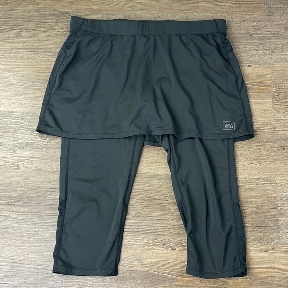 REI Women’s Black 2 in 1 Skirt Capri Leggings, size Medium - Picture 1 of 9